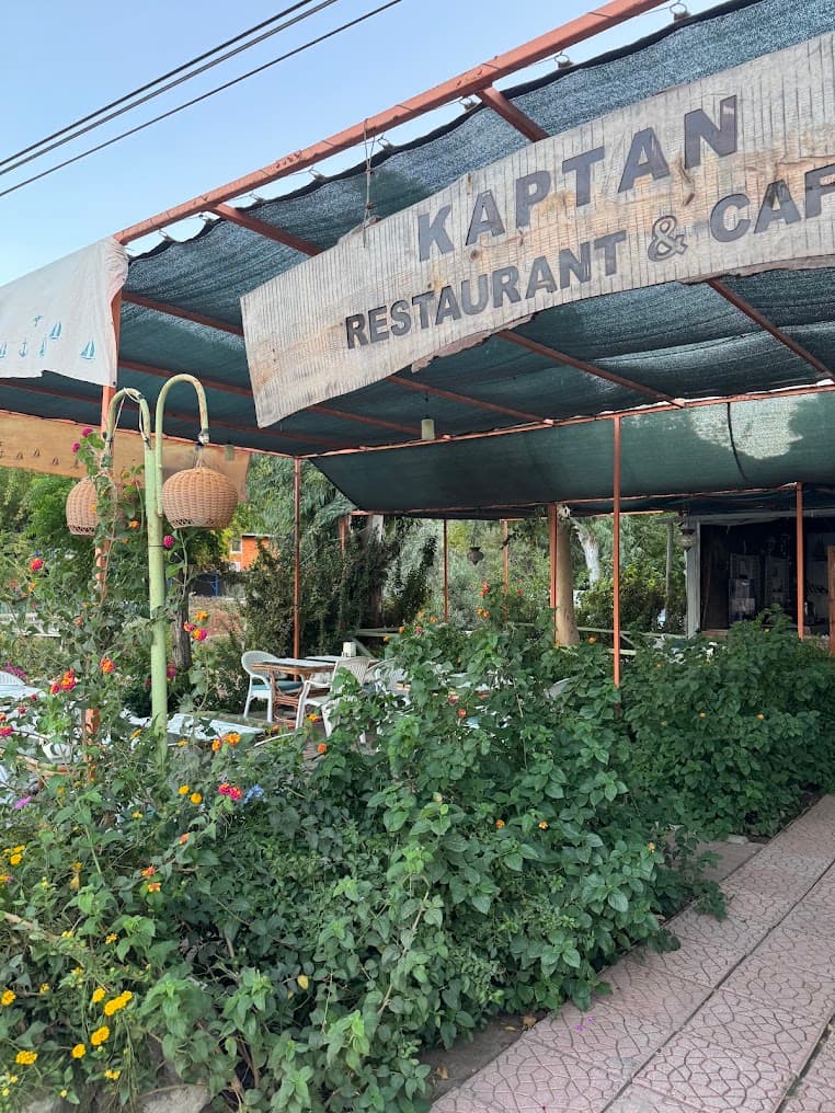 Çiçeklerle çevrili Kaptan Otel Restoran girişi, Adrasan
