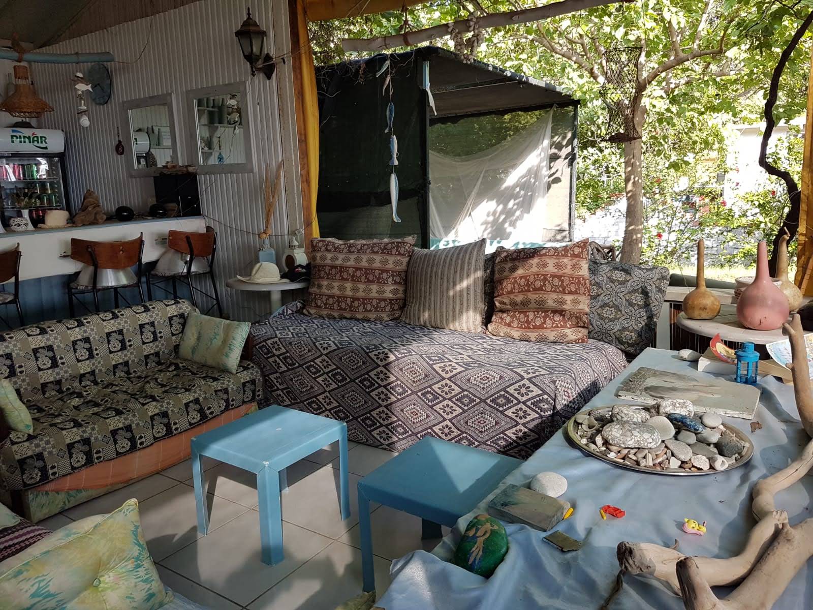Kaptan Otel Restoran'ın minderli, ev sıcaklığındaki dinlenme köşesi