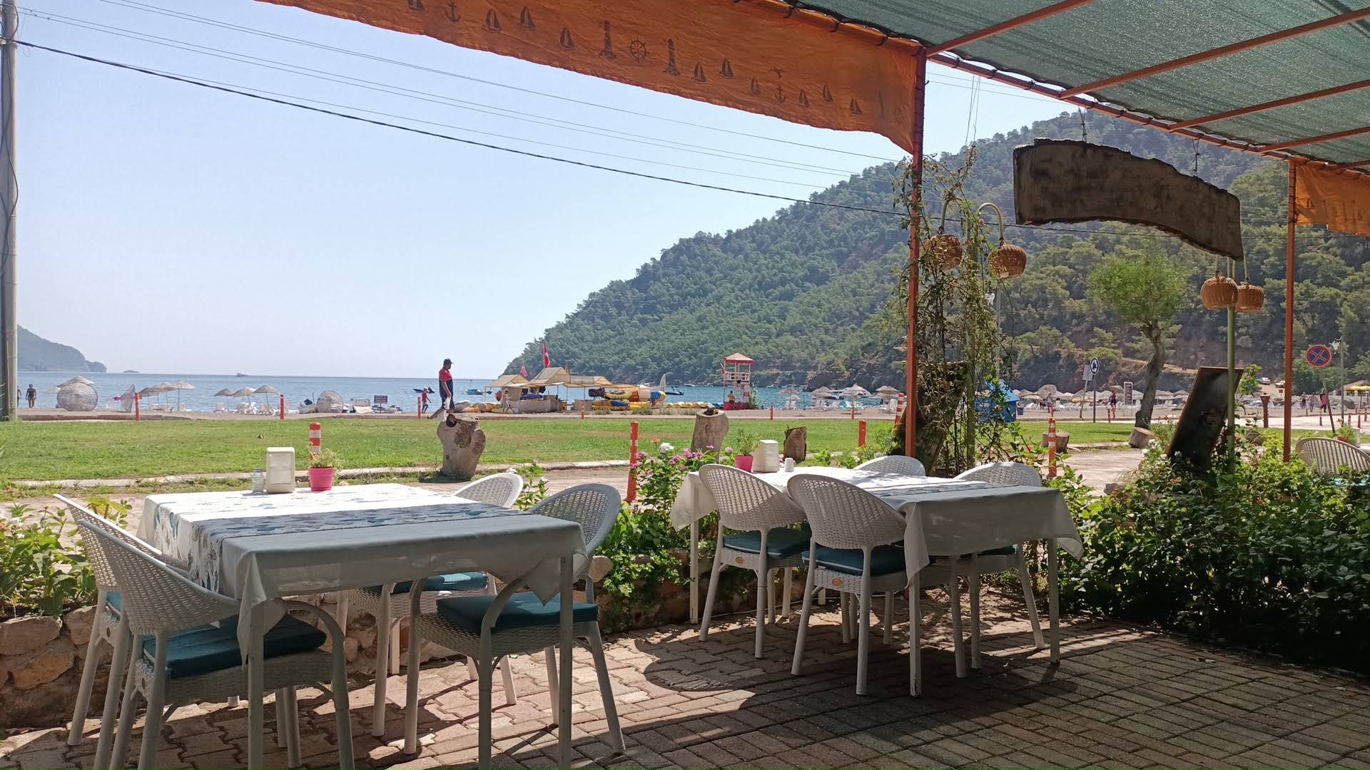 Kaptan Otel Restoran'ın masalarından Adrasan denizi manzarası
